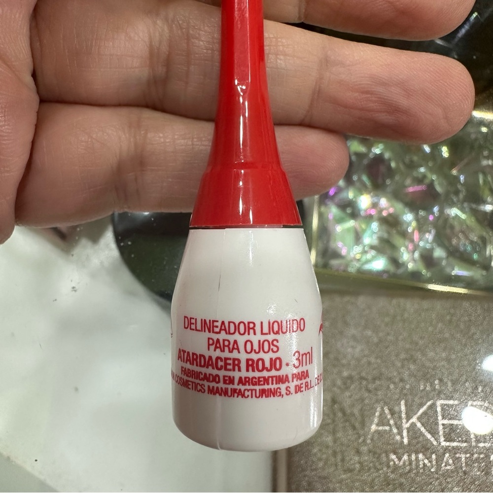 Avon Color Trend Liquid Eyeliner Atardacer Rojo - Picture 3 of 5